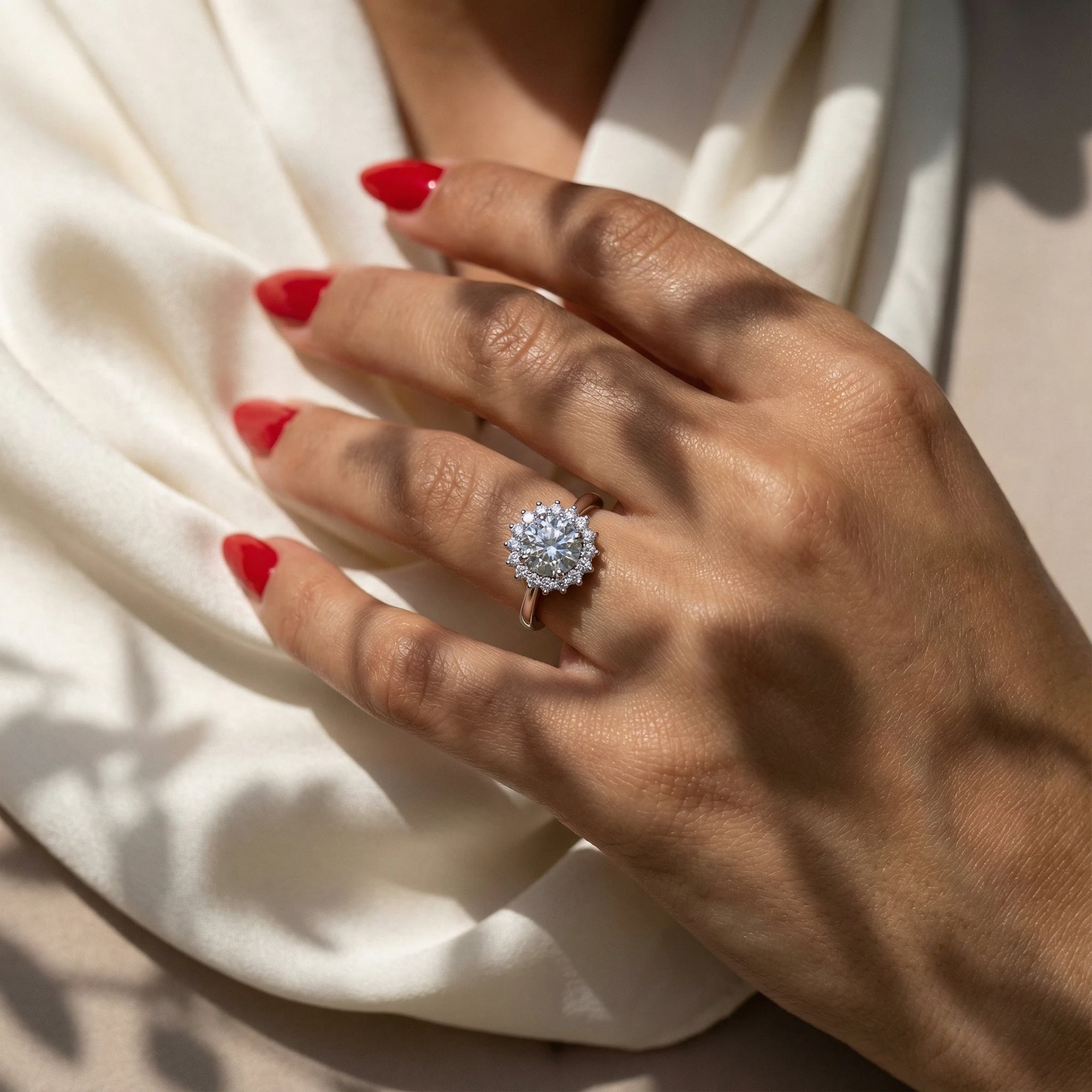 Inel de Logodnă Solitaire Halo din Aur 18k cu Diamante Create în Laborator de 0.65 ct