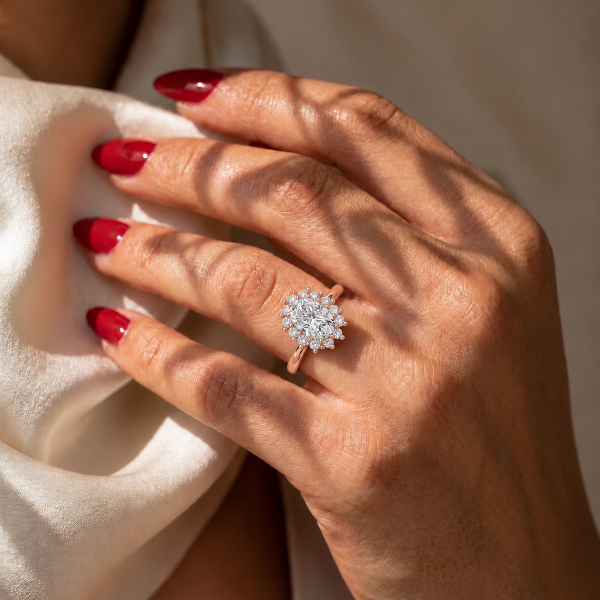 Inel de Logodnă Buckingham din Aur 14k cu Diamant Natural Oval de 2.5 ct din 14k Aur Roz purtat pe mână - Castelo.ro