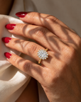 Inel de Logodnă Buckingham din Aur 14k cu Diamant Creat în Laborator Oval de 2.5 ct din 14k Aur Galben purtat pe mână - Castelo.ro