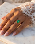 Inel de Logodnă Enigma din Aur 14k cu Smarald Creat în Laborator Oval 7x10 mm din 14k Aur Galben - Castelo.ro