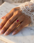Inel de Logodnă Enigma din Aur 14k cu Rubin Creat în Laborator Oval 6x8 mm din 14k Aur Galben - Castelo.ro