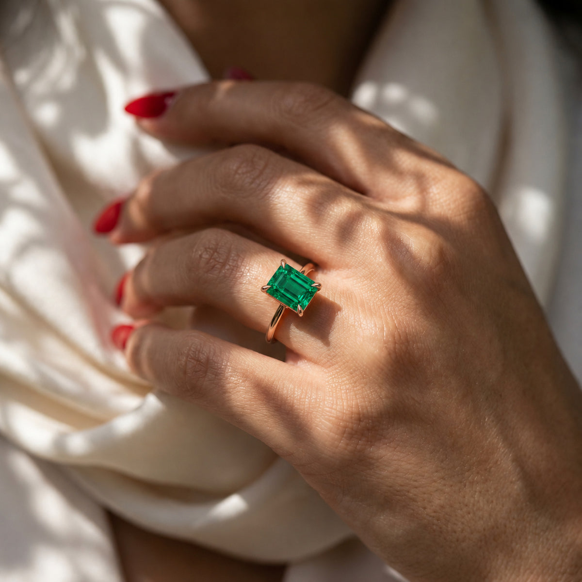 Inel de Logodnă Raphael din Aur 18k cu Smarald Creat în Laborator Emerald Cut 7x9 mm din 18k Aur Roz - Castelo.ro