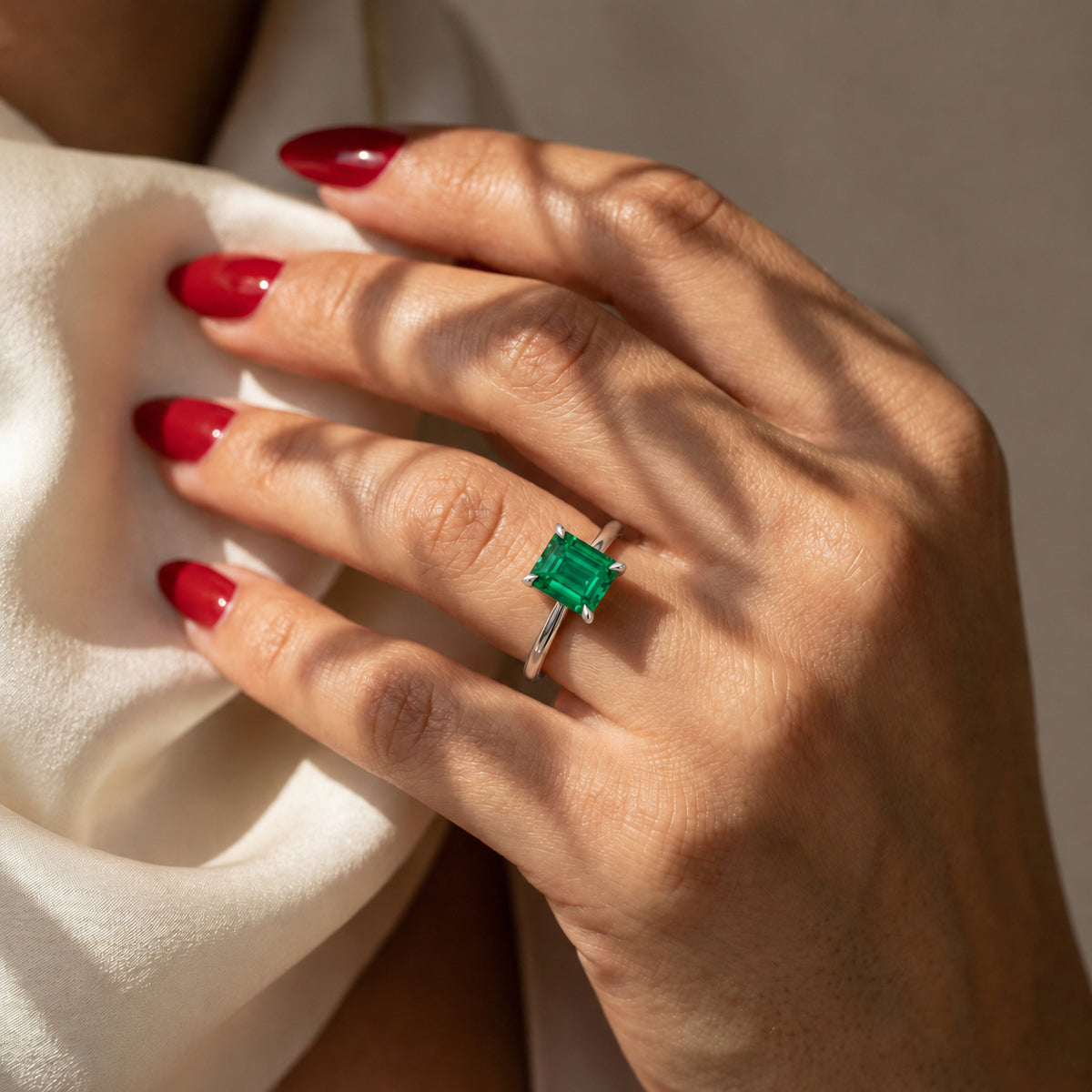 Inel de Logodnă Raphael din Aur 18k cu Smarald Creat în Laborator Emerald Cut 6x8 mm din Platina - Castelo.ro