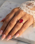 Inel de Logodnă Raphael din Aur 14k cu Rubin Creat în Laborator Emerald Cut 8x10 mm din 14k Aur Alb - Castelo.ro