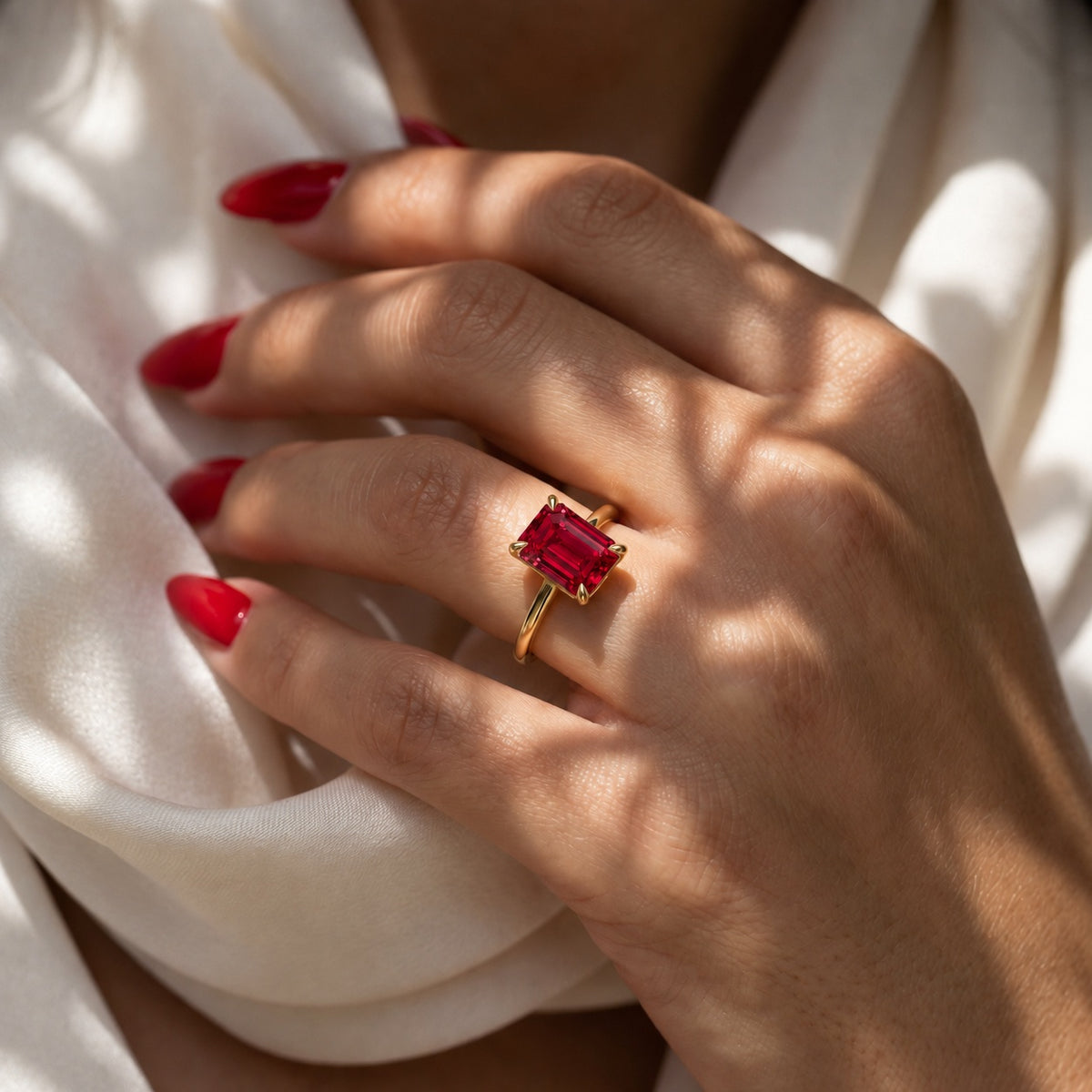 Inel de Logodnă Raphael din Aur 18k cu Rubin Creat în Laborator Emerald Cut 7x9 mm din 18k Aur Galben - Castelo.ro