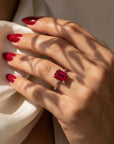 Inel de Logodnă Raphael din Aur 18k cu Rubin Creat în Laborator Emerald Cut 7x9 mm din Platina - Castelo.ro