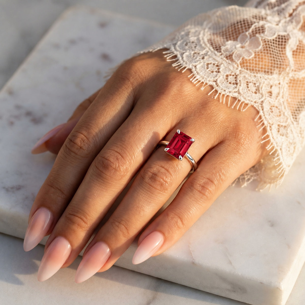 Inel de Logodnă Raphael din Aur 14k cu Rubin Creat în Laborator Emerald Cut 7x9 mm din 14k Aur Alb - Castelo.ro