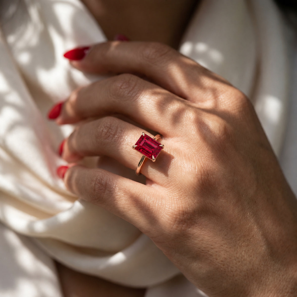Inel de Logodnă Raphael din Aur 18k cu Rubin Creat în Laborator Emerald Cut 7x9 mm din 18k Aur Roz - Castelo.ro