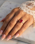 Inel de Logodnă Raphael din Aur 14k cu Rubin Creat în Laborator Emerald Cut 6x8 mm din 14k Aur Alb - Castelo.ro