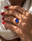 Inel de Logodnă Raphael din Aur 18k cu Safir Creat în Laborator Emerald Cut 8x10 mm din Platina - Castelo.ro