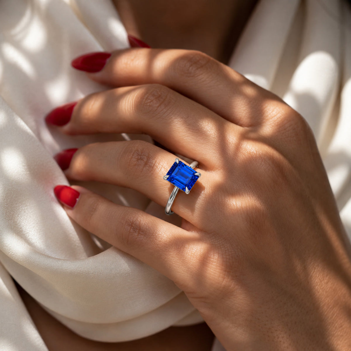 Inel de Logodnă Raphael din Aur 14k cu Safir Creat în Laborator Emerald Cut 8x10 mm din 14k Aur Alb - Castelo.ro
