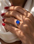 Inel de Logodnă Raphael din Aur 14k cu Safir Creat în Laborator Emerald Cut 8x10 mm din 14k Aur Alb - Castelo.ro
