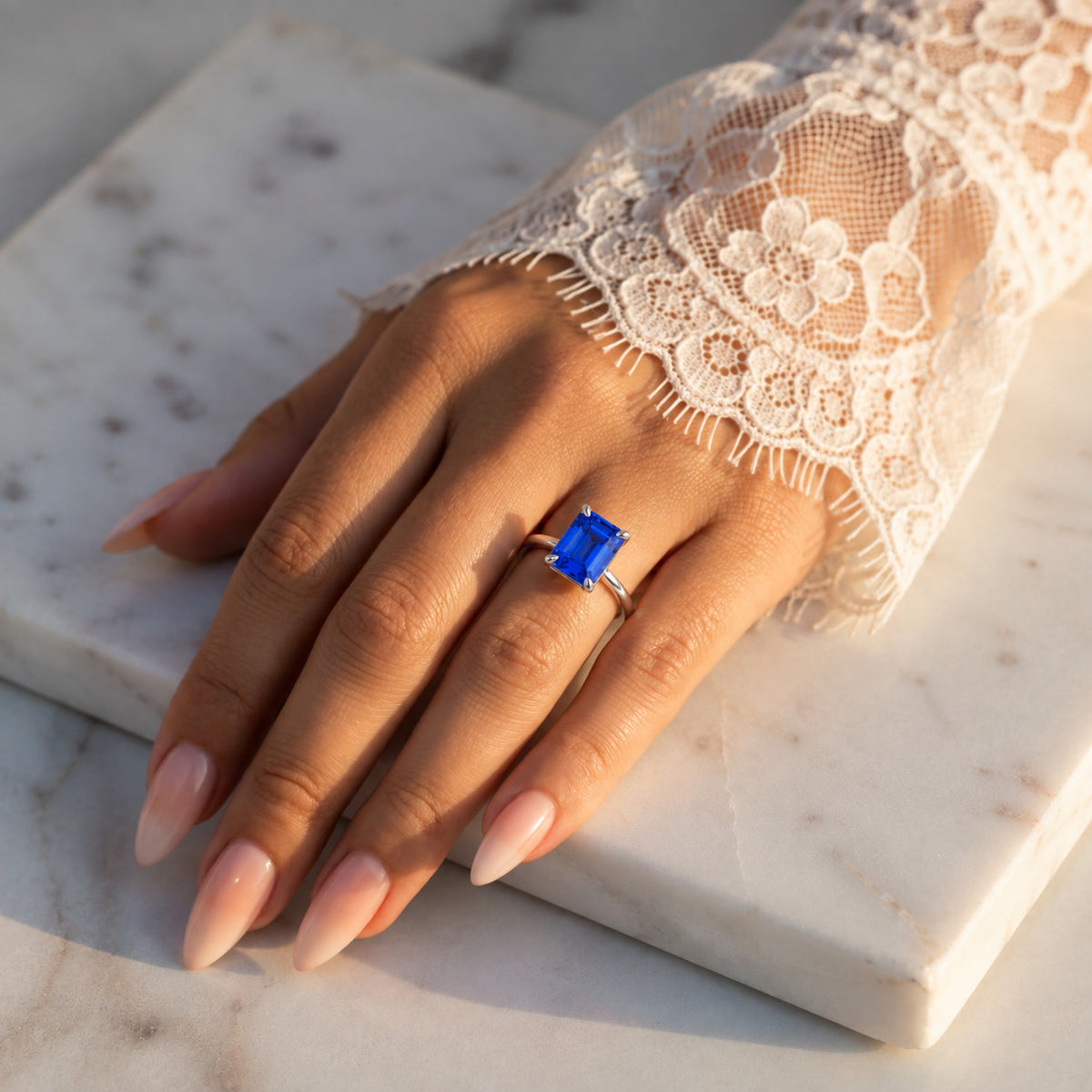 Inel de Logodnă Raphael din Aur 14k cu Safir Creat în Laborator Emerald Cut 8x10 mm din 14k Aur Alb - Castelo.ro