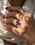 Inel de Logodnă Raphael din Aur 14k cu Safir Creat în Laborator Emerald Cut 8x10 mm din 14k Aur Roz - Castelo.ro