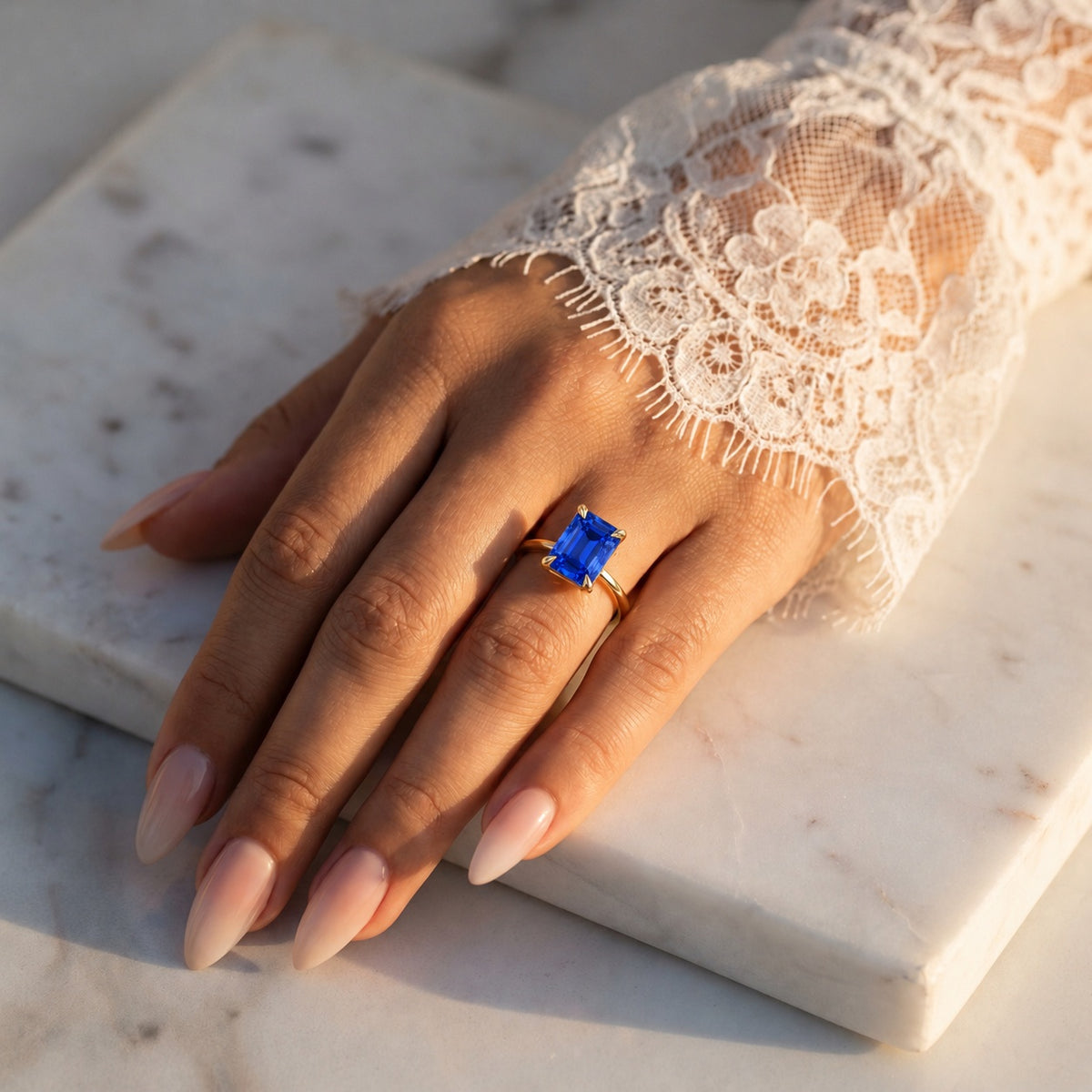 Inel de Logodnă Raphael din Aur 18k cu Safir Creat în Laborator Emerald Cut 7x9 mm din 18k Aur Galben - Castelo.ro