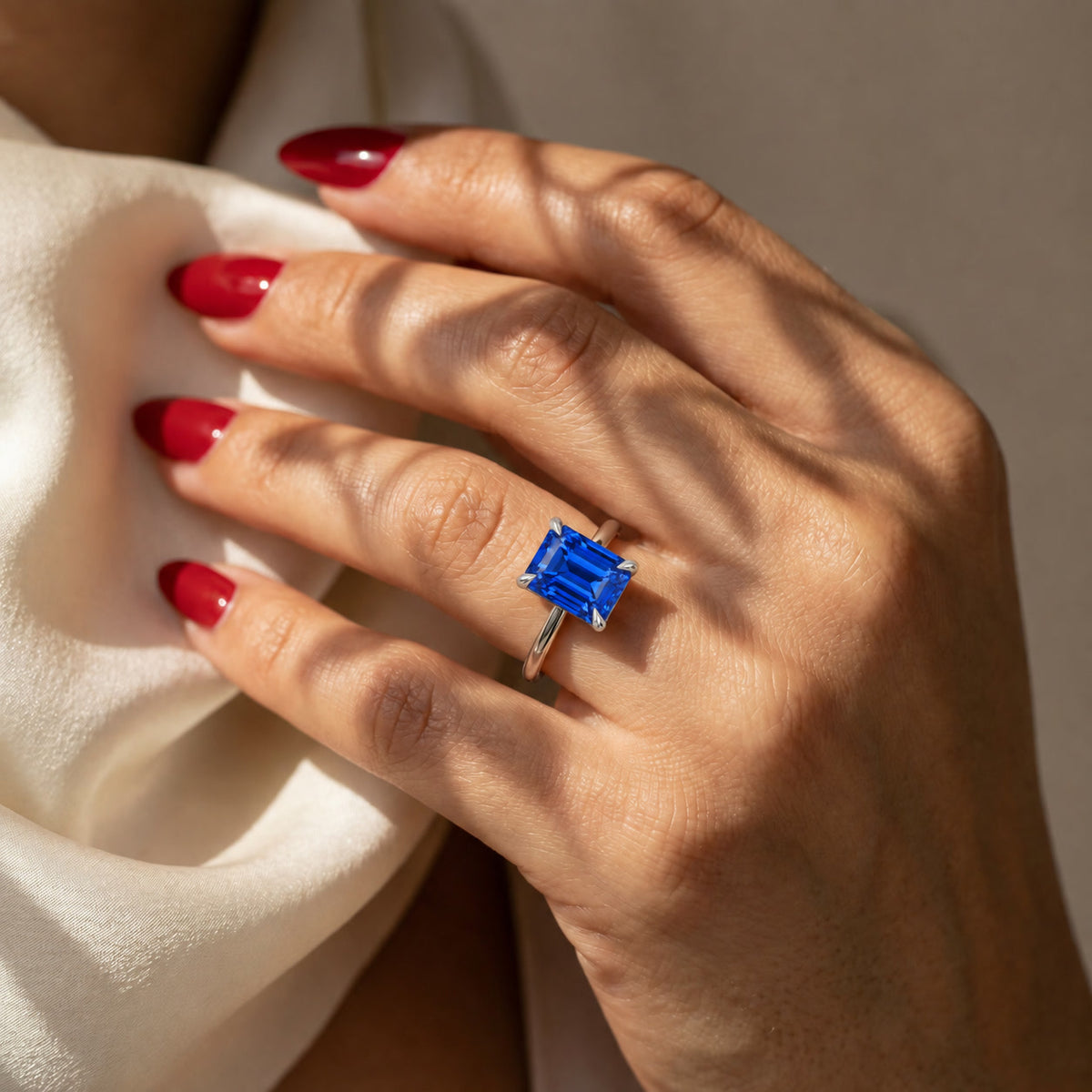 Inel de Logodnă Raphael din Aur 14k cu Safir Creat în Laborator Emerald Cut 7x9 mm din 14k Aur Alb - Castelo.ro