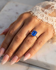 Inel de Logodnă Raphael din Aur 14k cu Safir Creat în Laborator Emerald Cut 7x9 mm din 14k Aur Alb - Castelo.ro