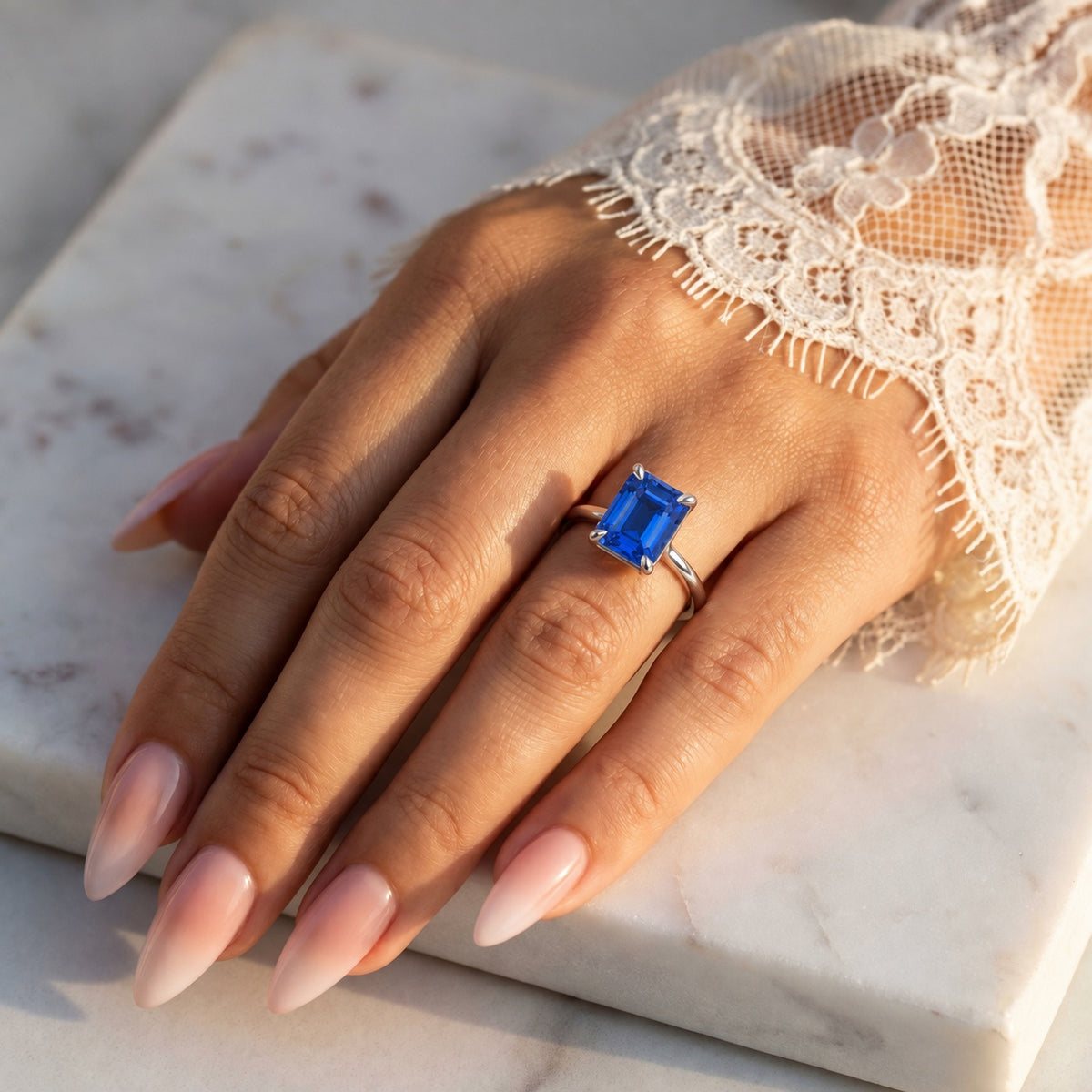Inel de Logodnă Raphael din Aur 18k cu Safir Creat în Laborator Emerald Cut 7x9 mm din Platina - Castelo.ro