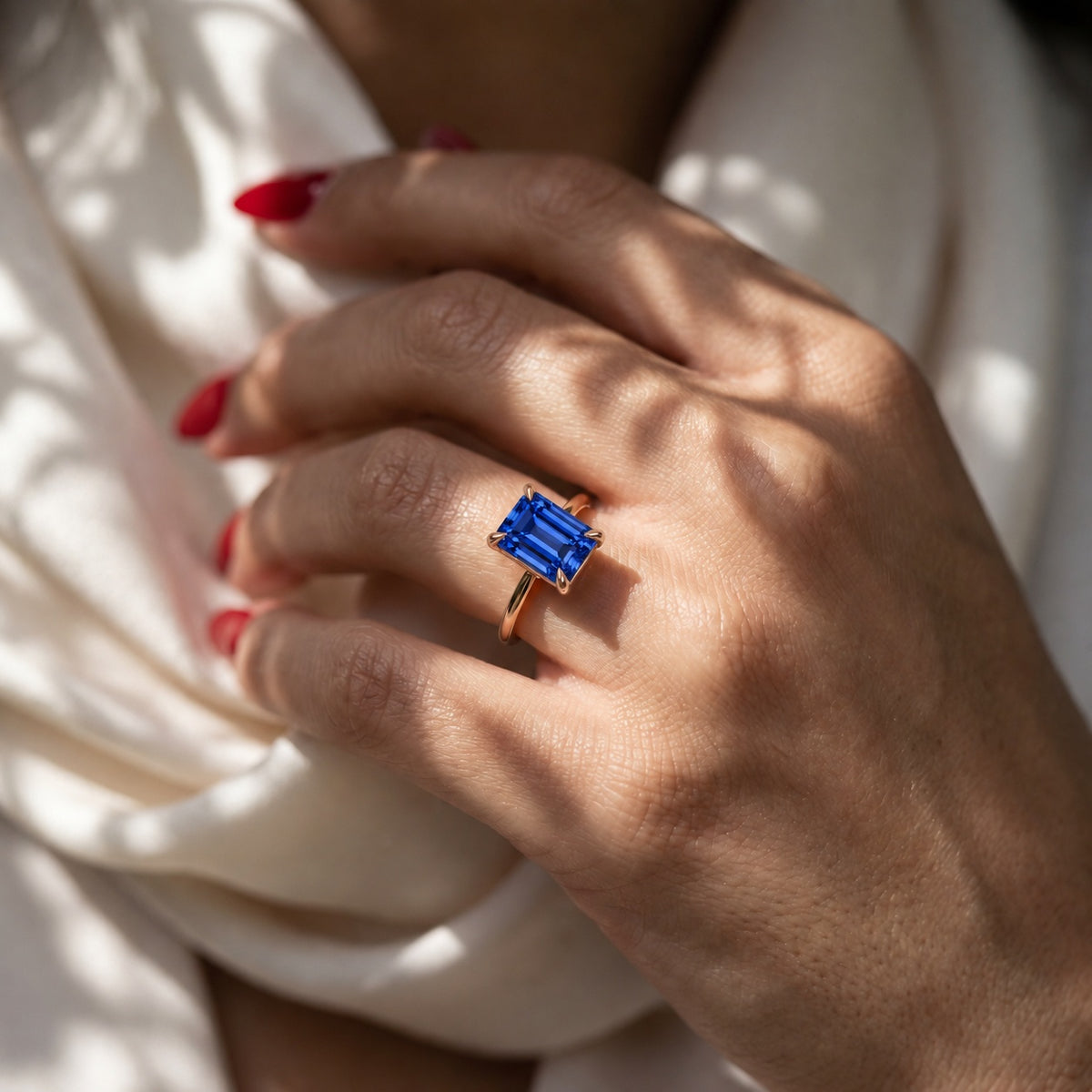 Inel de Logodnă Raphael din Aur 18k cu Safir Creat în Laborator Emerald Cut 7x9 mm din 18k Aur Roz - Castelo.ro