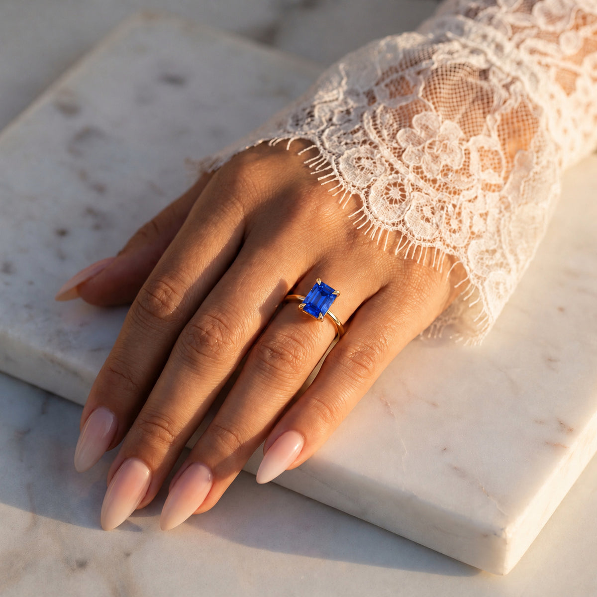 Inel de Logodnă Raphael din Aur 14k cu Safir Creat în Laborator Emerald Cut 6x8 mm din 14k Aur Galben - Castelo.ro