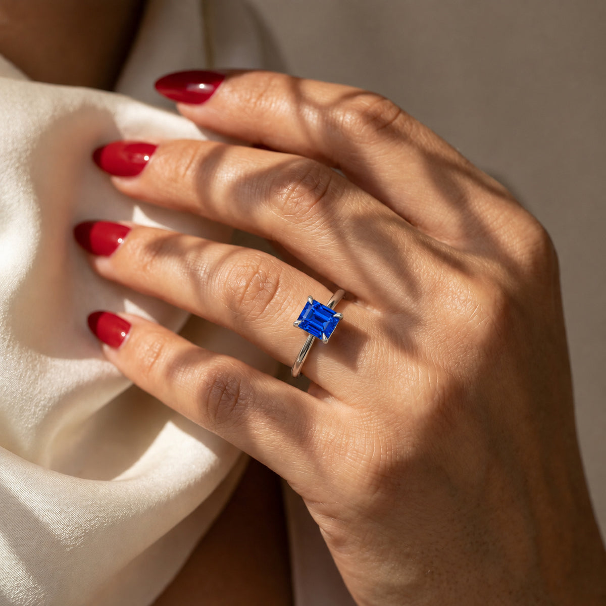 Inel de Logodnă Raphael din Aur 14k cu Safir Creat în Laborator Emerald Cut 6x8 mm din 14k Aur Alb - Castelo.ro