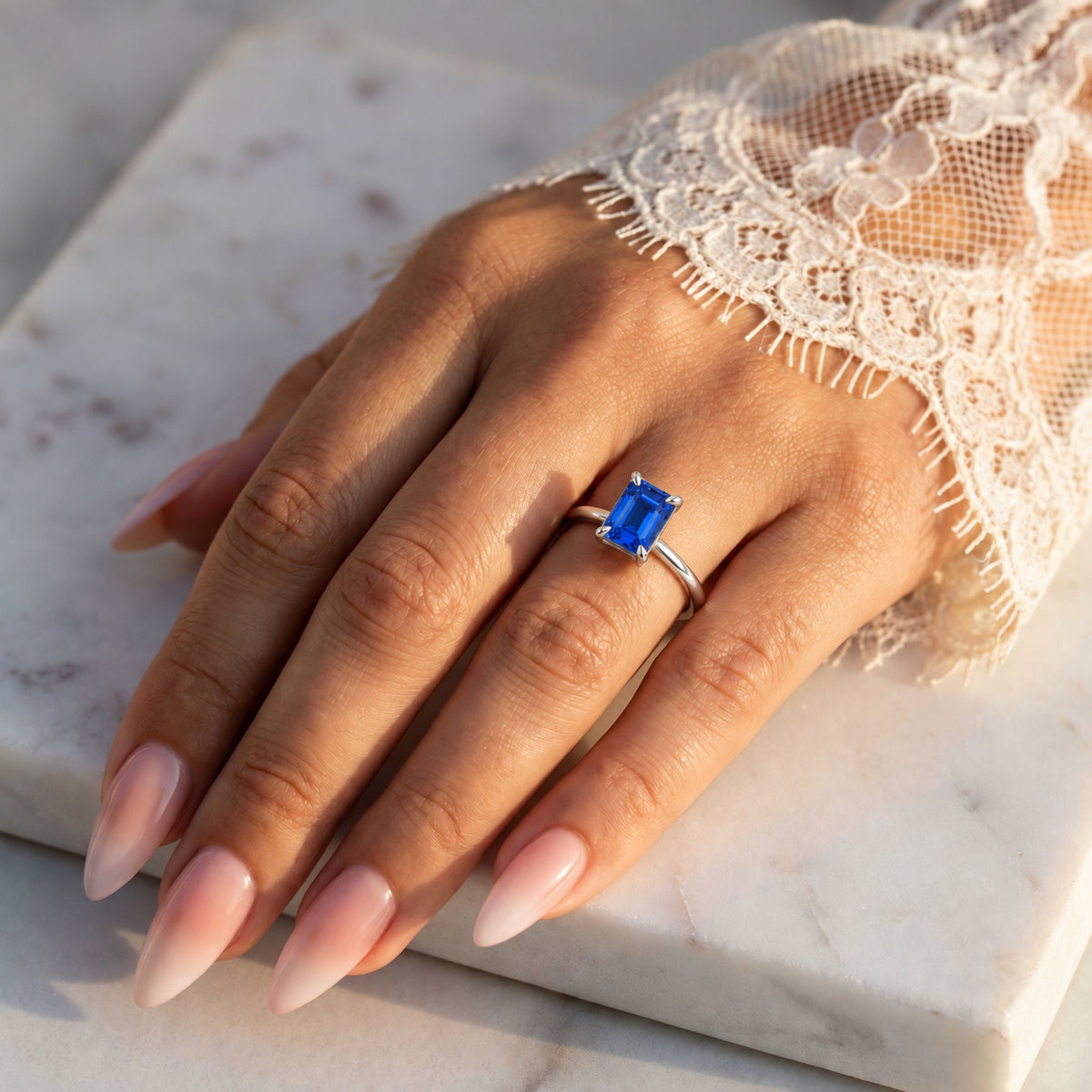 Inel de Logodnă Raphael din Aur 14k cu Safir Creat în Laborator Emerald Cut 6x8 mm din 14k Aur Alb - Castelo.ro