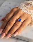 Inel de Logodnă Raphael din Aur 14k cu Safir Creat în Laborator Emerald Cut 6x8 mm din 14k Aur Alb - Castelo.ro