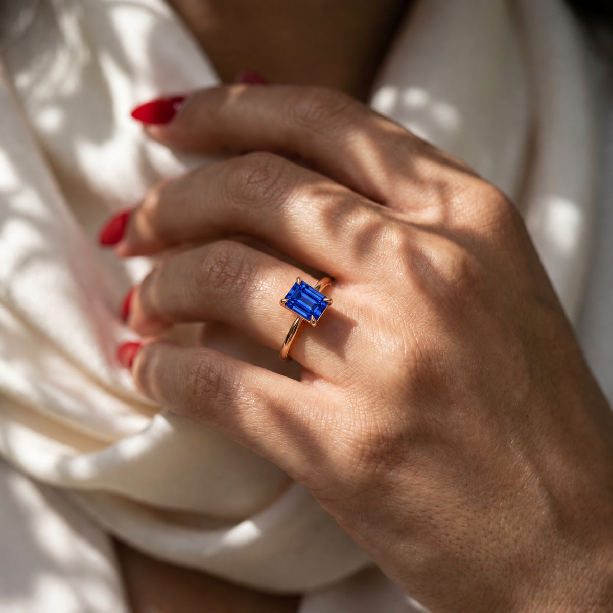 Inel de Logodnă Raphael din Aur 14k cu Safir Creat în Laborator Emerald Cut 6x8 mm din 14k Aur Roz - Castelo.ro
