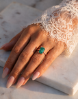 Inel de Logodnă Windsor din Aur 18k cu Smarald Creat în Laborator Emerald Cut 10x8 mm și Diamante Create în Laborator din 18k Aur Roz - Castelo.ro