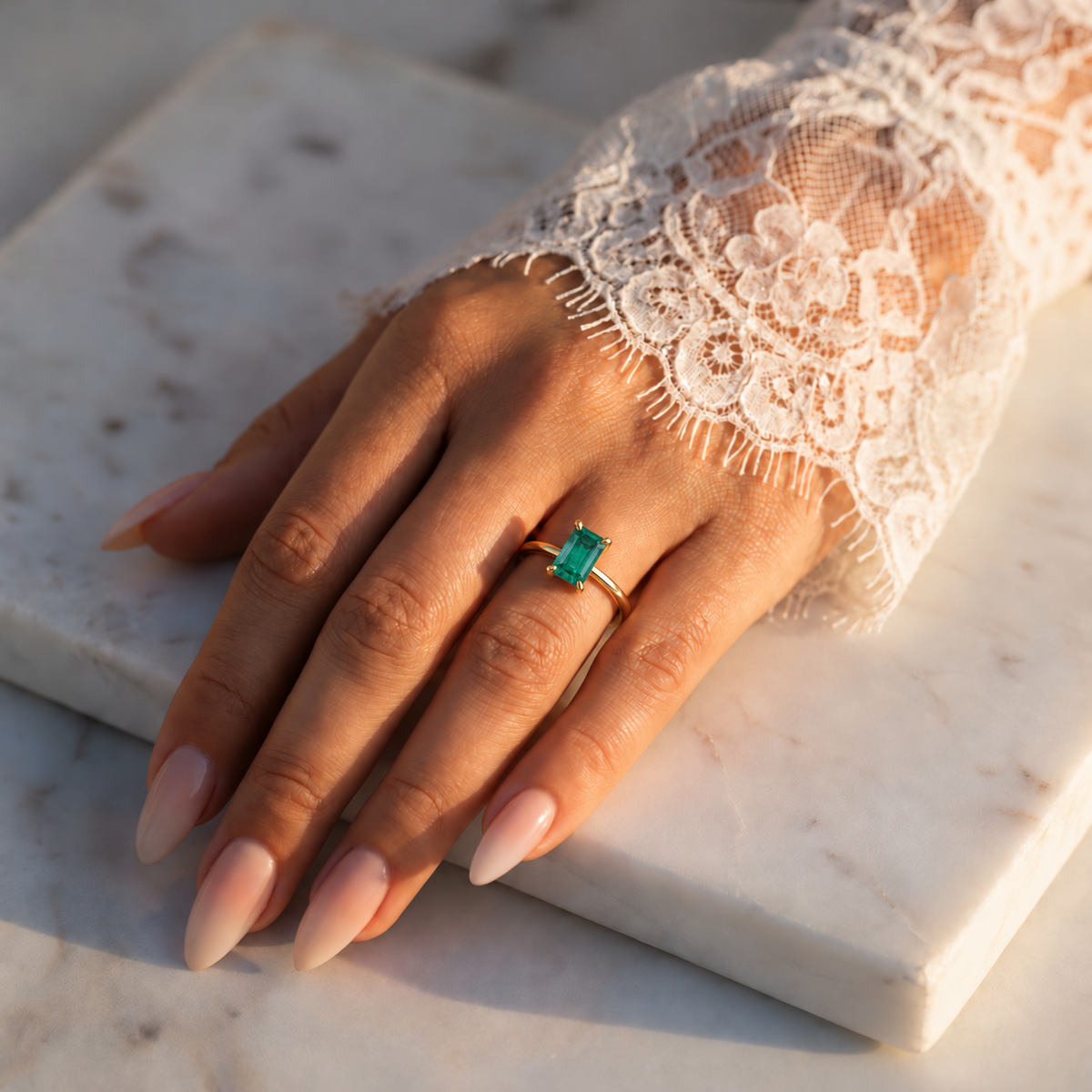 Inel de Logodnă Windsor din Aur 18k cu Smarald Creat în Laborator Emerald Cut 8x6 mm și Diamante Create în Laborator din 18k Aur Galben - Castelo.ro