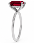Inel de Logodnă Windsor din Aur 14k cu Rubin Creat în Laborator Emerald Cut 9x7 mm și Diamante Create în Laborator din 14k Aur Alb - Castelo.ro