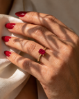 Inel de Logodnă Windsor din Aur 18k cu Rubin Creat în Laborator Emerald Cut 8x6 mm și Diamante Create în Laborator din 18k Aur Galben - Castelo.ro