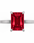 Inel de Logodnă Windsor din Aur 18k cu Rubin Creat în Laborator Emerald Cut 8x6 mm și Diamante Create în Laborator din Platina - Castelo.ro