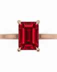 Inel de Logodnă Windsor din Aur 18k cu Rubin Creat în Laborator Emerald Cut 8x6 mm și Diamante Create în Laborator din 18k Aur Roz - Castelo.ro
