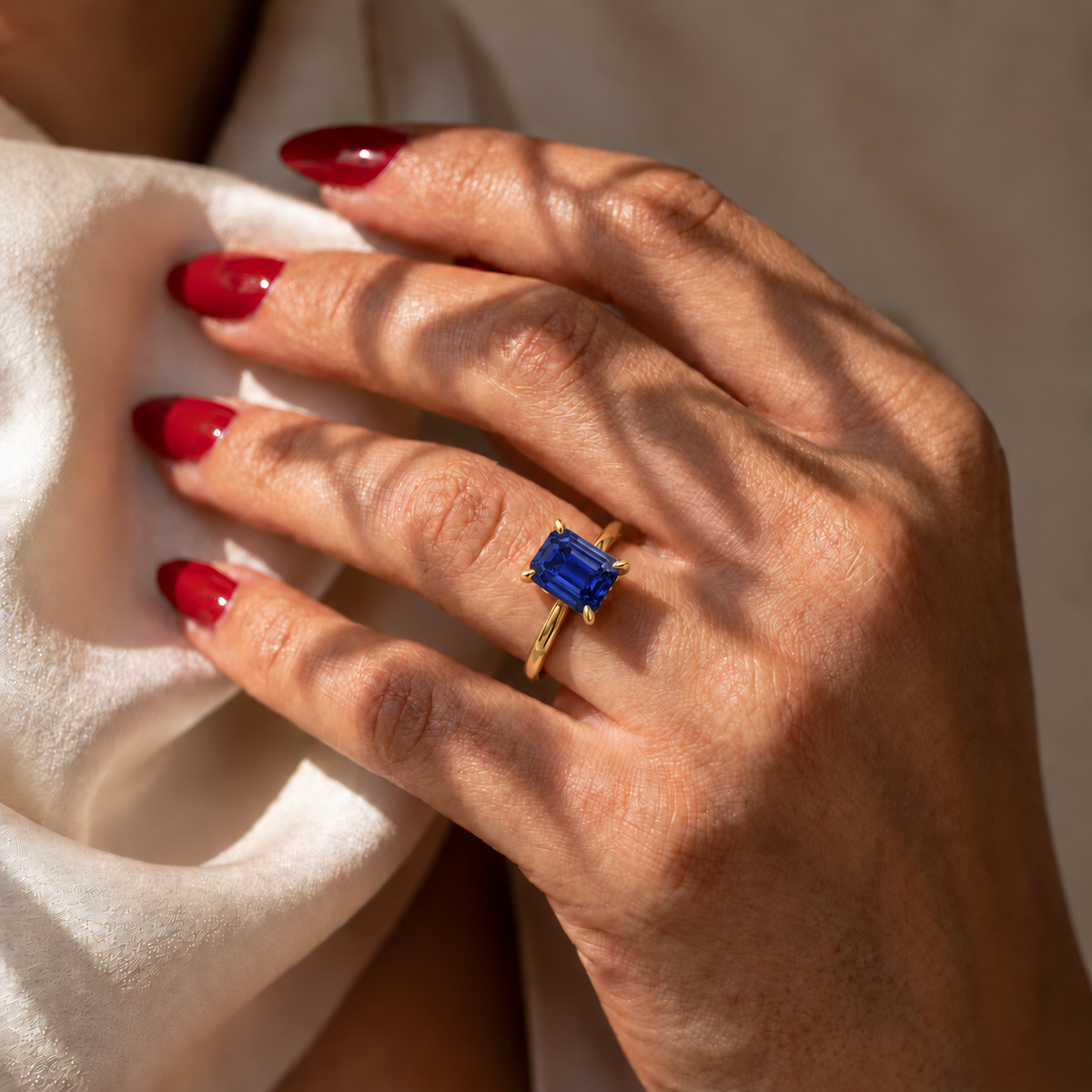 Inel de Logodnă Windsor din Aur 18k cu Safir Creat în Laborator Emerald Cut 10x8 mm și Diamante Create în Laborator din 18k Aur Galben - Castelo.ro
