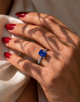 Inel de Logodnă Windsor din Aur 14k cu Safir Creat în Laborator Emerald Cut 10x8 mm și Diamante Create în Laborator din 14k Aur Alb - Castelo.ro