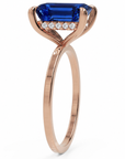Inel de Logodnă Windsor din Aur 18k cu Safir Creat în Laborator Emerald Cut 10x8 mm și Diamante Create în Laborator din 18k Aur Roz - Castelo.ro
