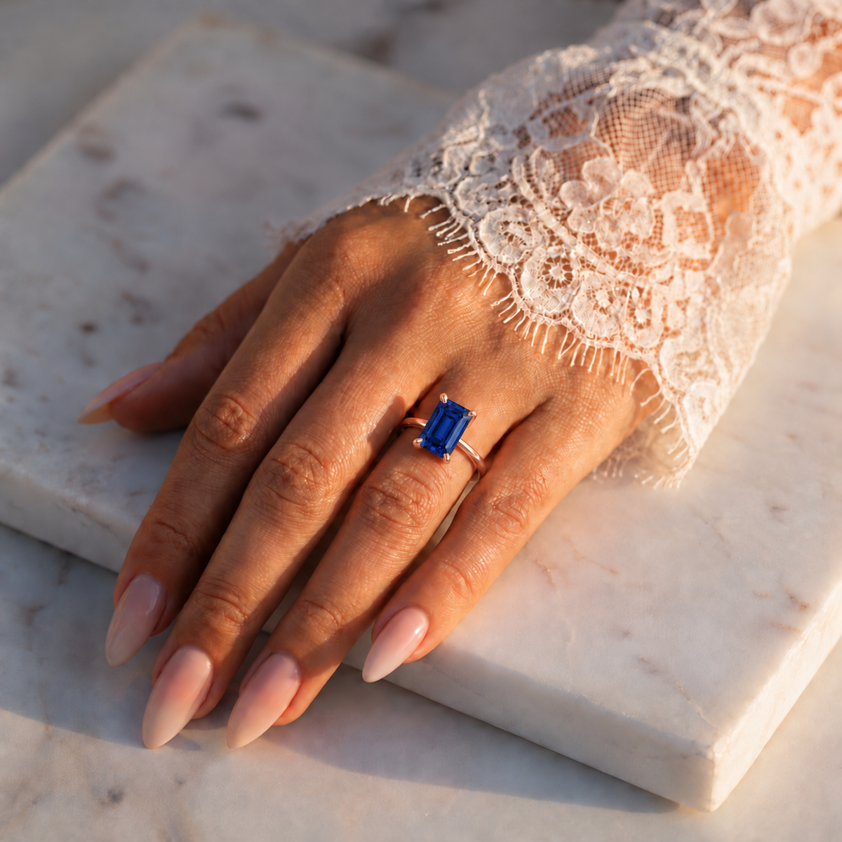 Inel de Logodnă Windsor din Aur 14k cu Safir Creat în Laborator Emerald Cut 10x8 mm și Diamante Create în Laborator din 14k Aur Roz - Castelo.ro