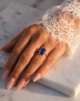 Inel de Logodnă Windsor din Aur 18k cu Safir Creat în Laborator Emerald Cut 10x8 mm și Diamante Create în Laborator din 18k Aur Roz - Castelo.ro