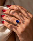Inel de Logodnă Windsor din Aur 14k cu Safir Creat în Laborator Emerald Cut 8x6 mm și Diamante Create în Laborator din 14k Aur Alb - Castelo.ro