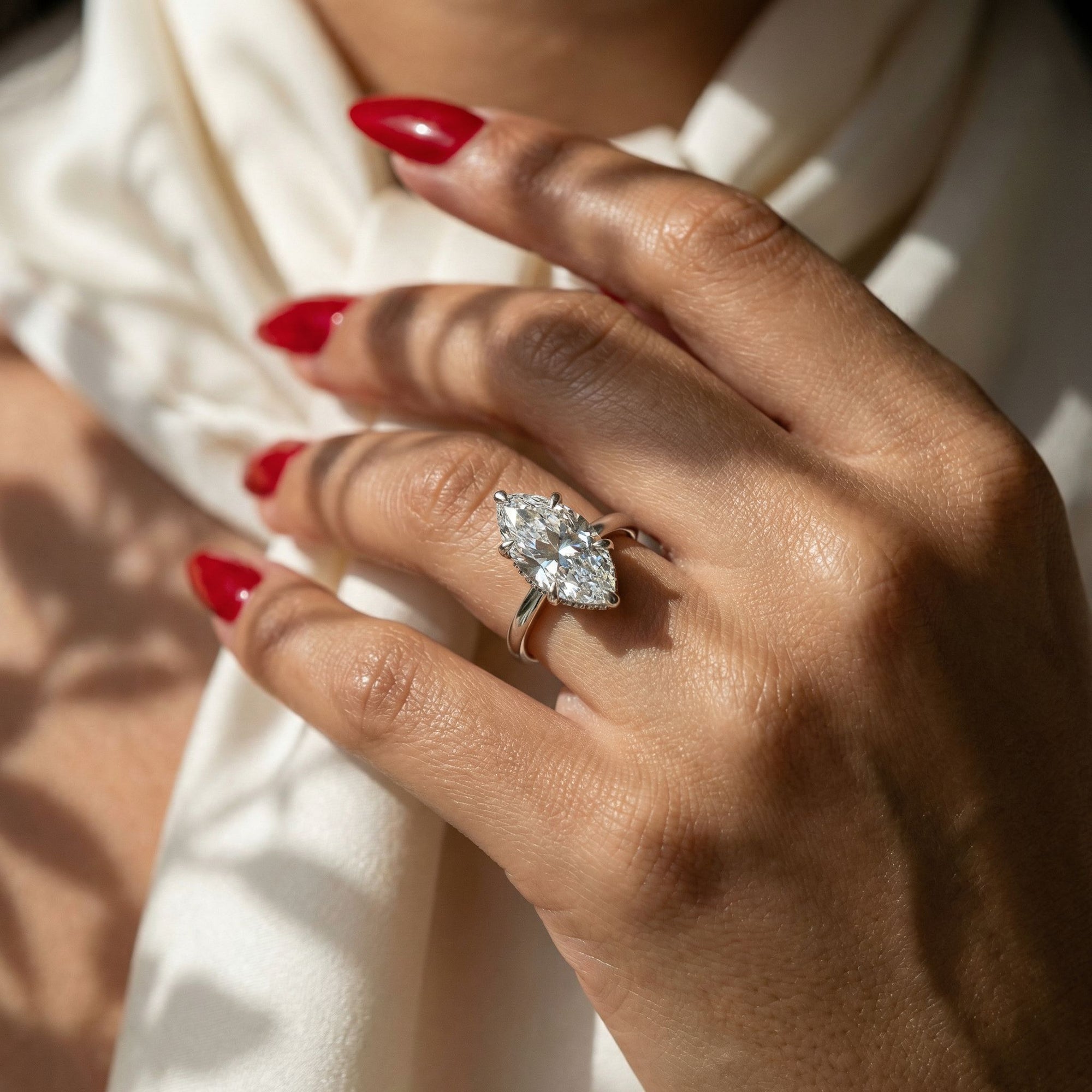 Inel de Logodnă Solitaire din Aur 14k cu Moissanite Marquise si Halo Ascuns de 1.48 ct din 14k Aur Alb - Castelo.ro