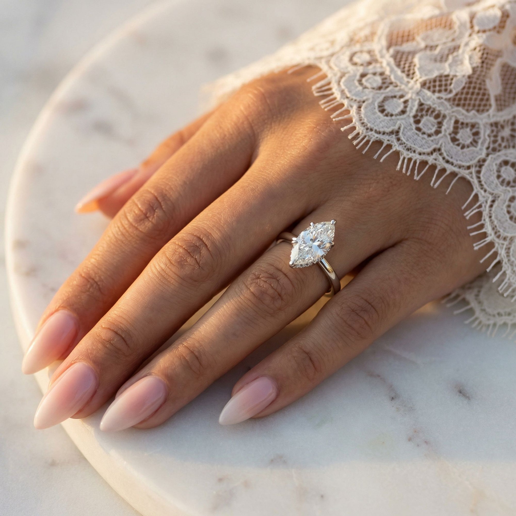 Inel de Logodnă Solitaire din Aur 14k cu Moissanite Marquise si Halo Ascuns de 1.48 ct din 14k Aur Alb - Castelo.ro