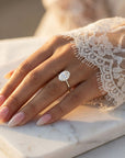 Inel de Logodnă Solitaire Oval cu Halo Ascuns din Aur 14k cu Moissanite de 1.2 ct din 14k Aur Alb - Castelo.ro