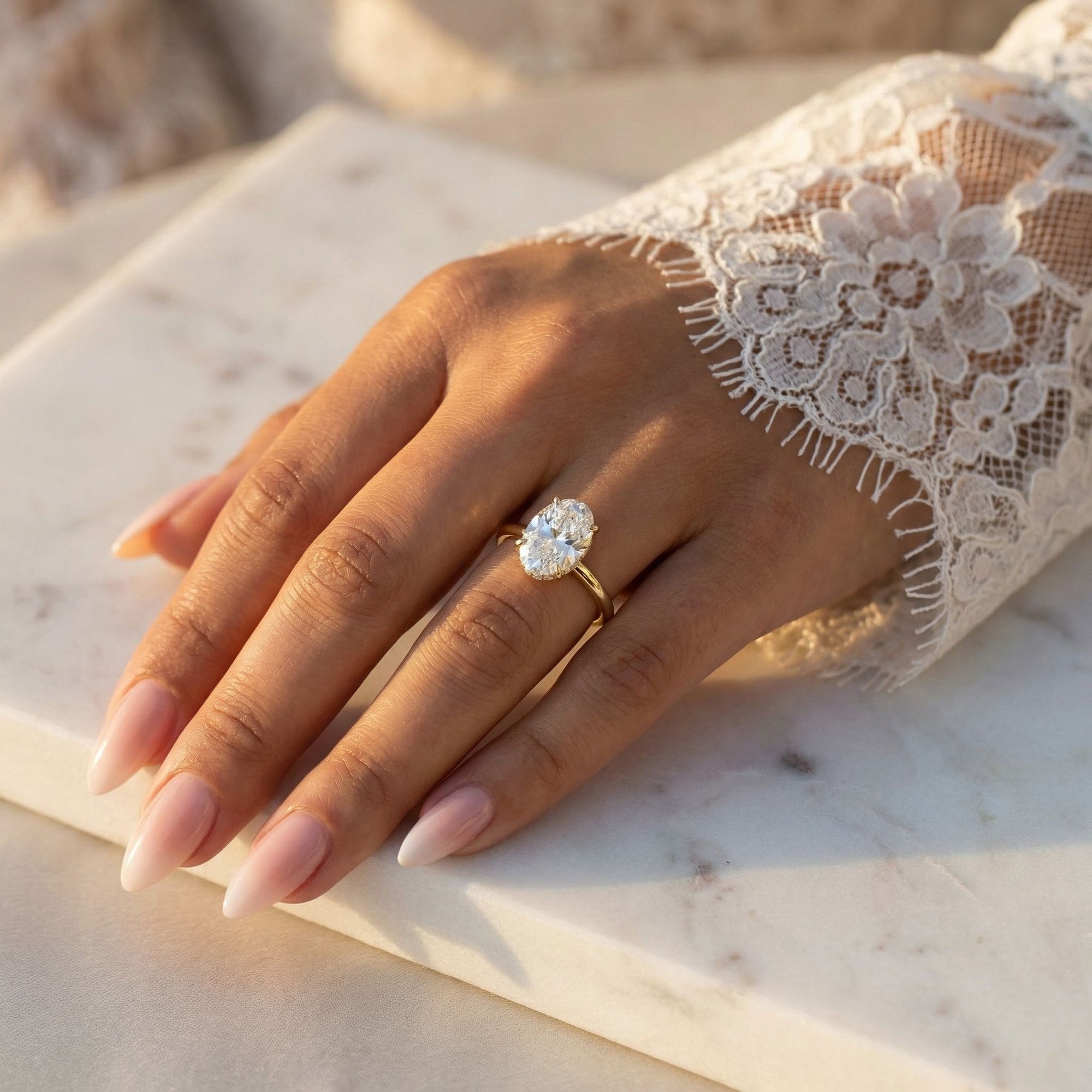 Inel de Logodnă Solitaire Oval cu Halo Ascuns din Aur 14k cu Diamant Creat în Laborator de 1.2 ct din 14k Aur Galben - Castelo.ro