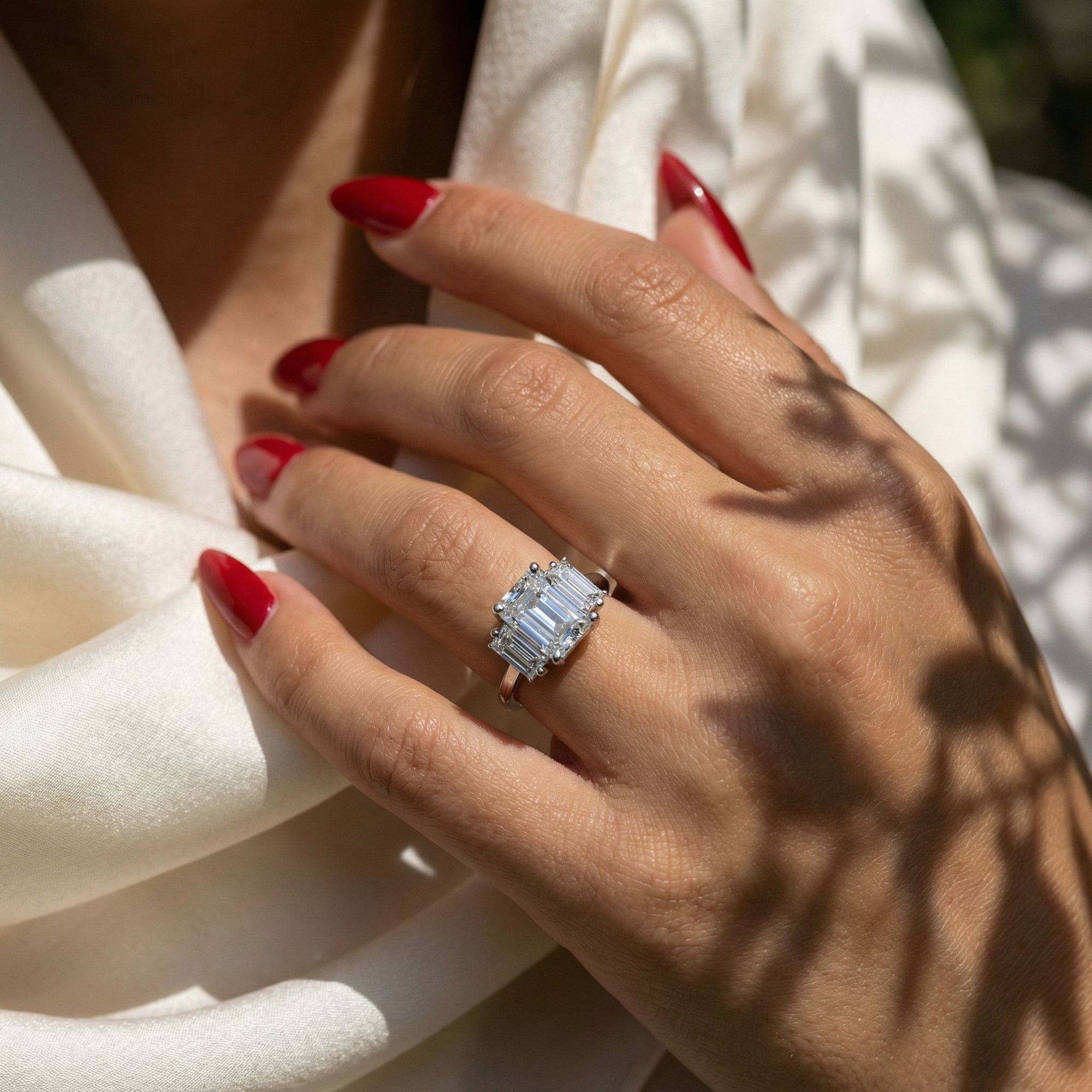 Inel de Logodnă din Aur 14k cu Trei Moissanite Tăietură Smarald de 1.4 ct din 14k Aur Alb - Castelo.ro
