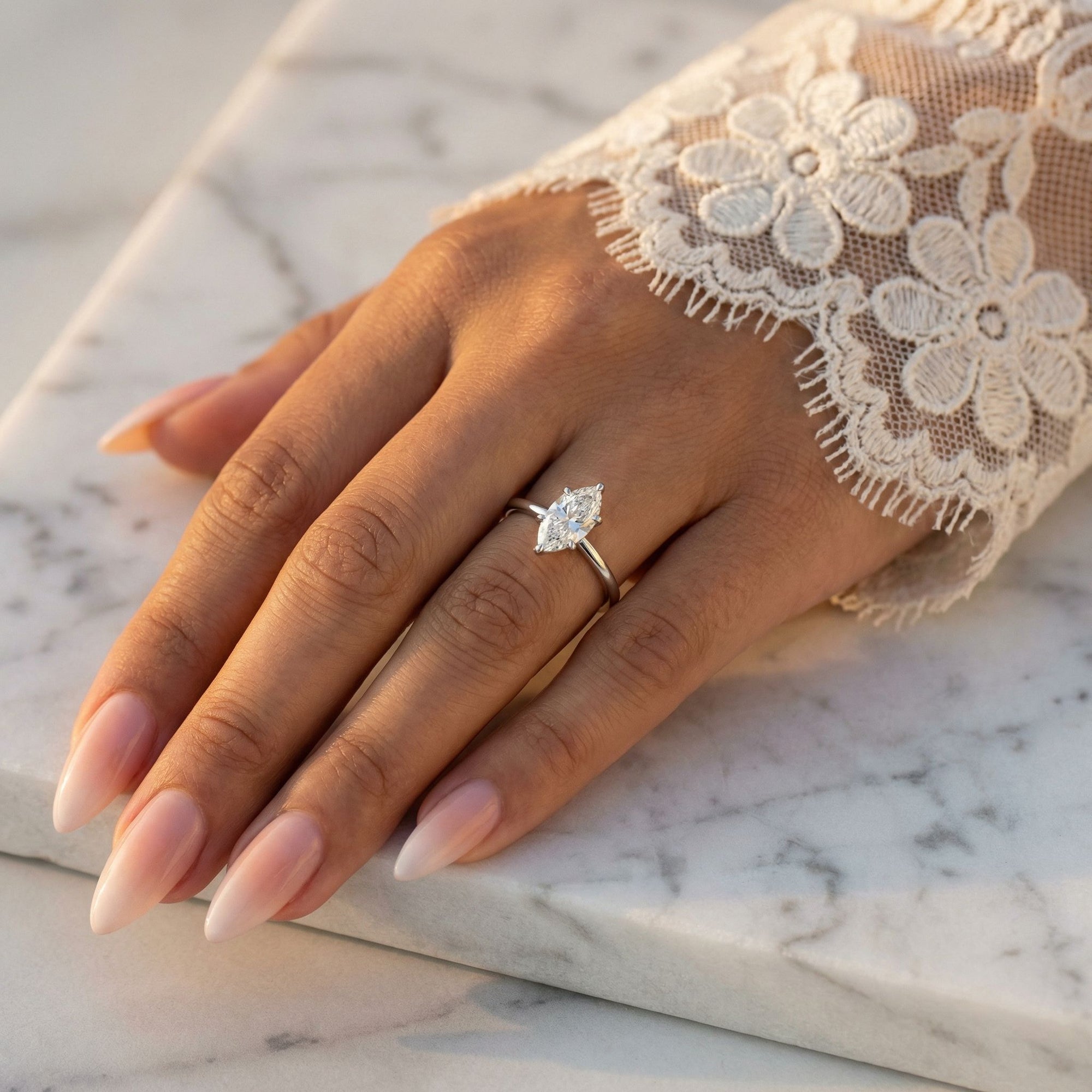 Inel de Logodnă L'Eterne din Aur 14k cu Moissanite Solitaire Marquise de 0.8 ct din 14k Aur Alb - Castelo.ro