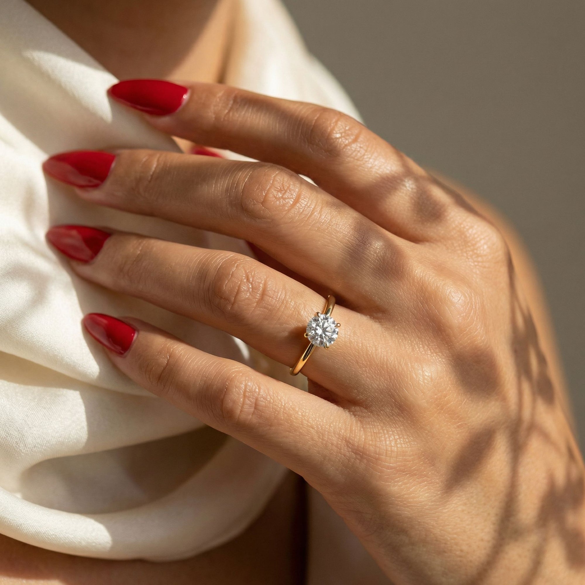 Inel de Logodnă Brilliance din Aur 18k cu Moissanite Solitaire Rotund de 0.8 ct din 18k Aur Galben - Castelo.ro