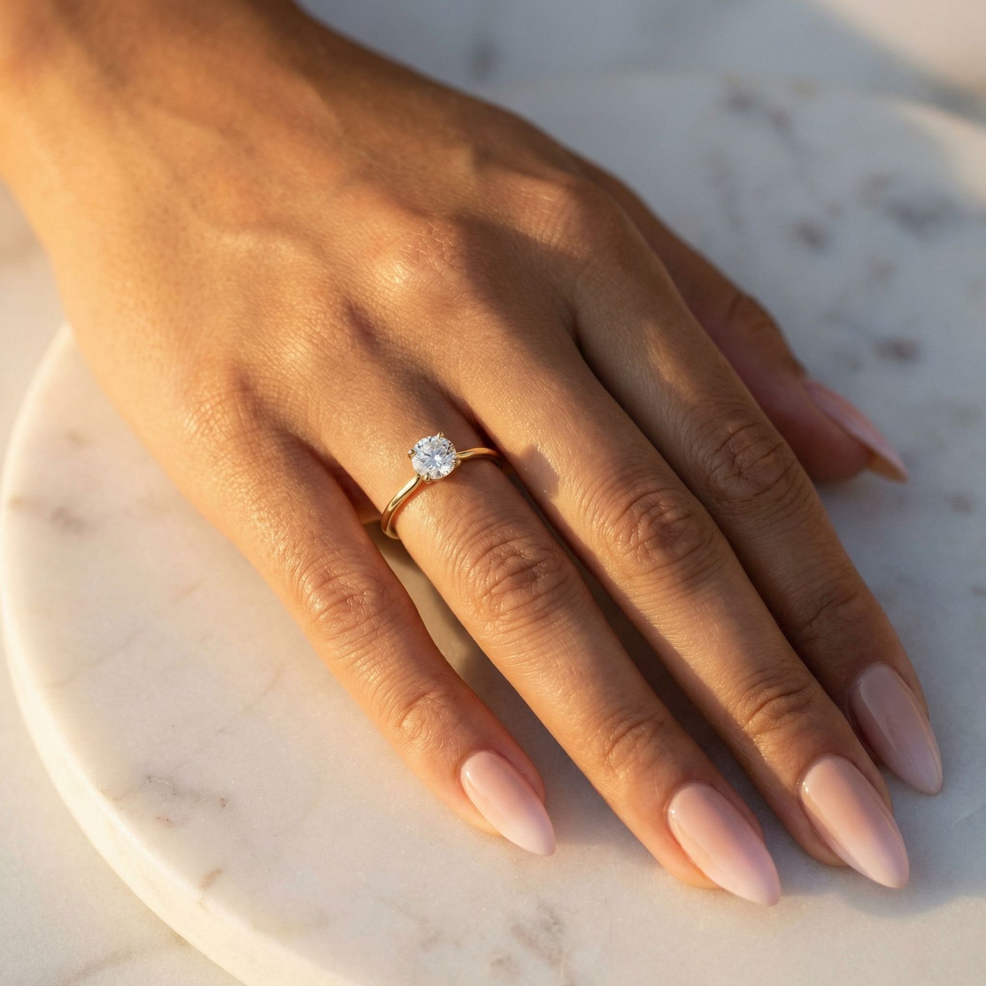 Inel de Logodnă Brilliance din Aur 18k cu Moissanite Solitaire Rotund de 0.8 ct din 18k Aur Galben - Castelo.ro