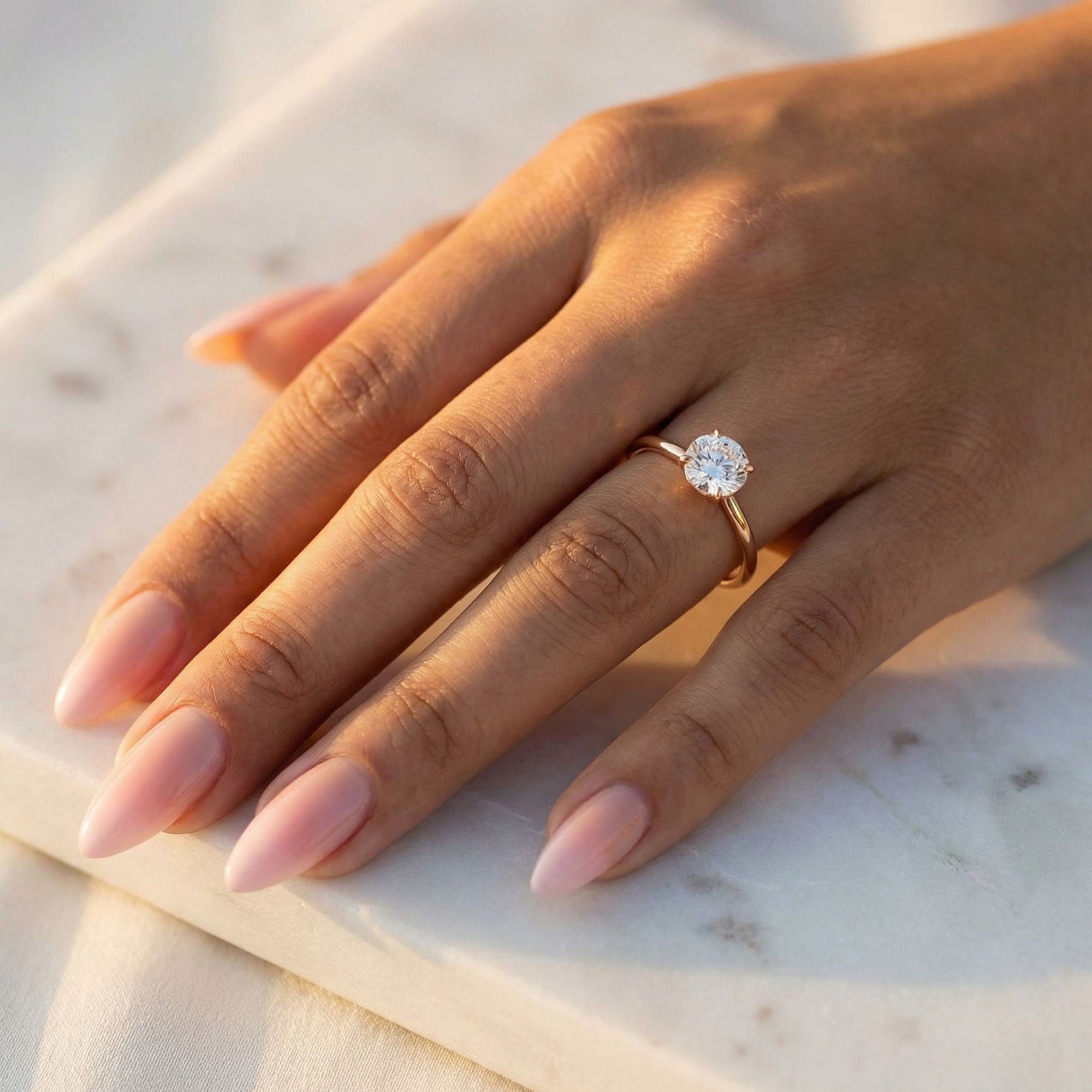 Inel de Logodnă Brilliance din Aur 18k cu Moissanite Solitaire Rotund de 0.8 ct din 18k Aur Roz - Castelo.ro