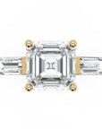 Inel de Logodnă Pave Ava cu Trei Moissanite de 2.6 ct din 18k Aur Galben - Castelo.ro
